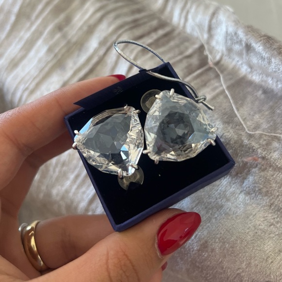 NWT BEAUTIFUL SWAROVSKI EARRINGS NEVER USED - Picture 2 of 5